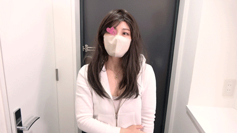 女性配達員/爆乳な勝気美人の配達ミスで羽交い絞めにして二人で胸揉み撮影。まん丸な美尻まで見せる友人。