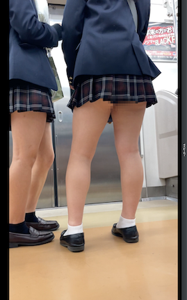 激ミニ赤チェJKが立ってるだけで丸見えでシコい