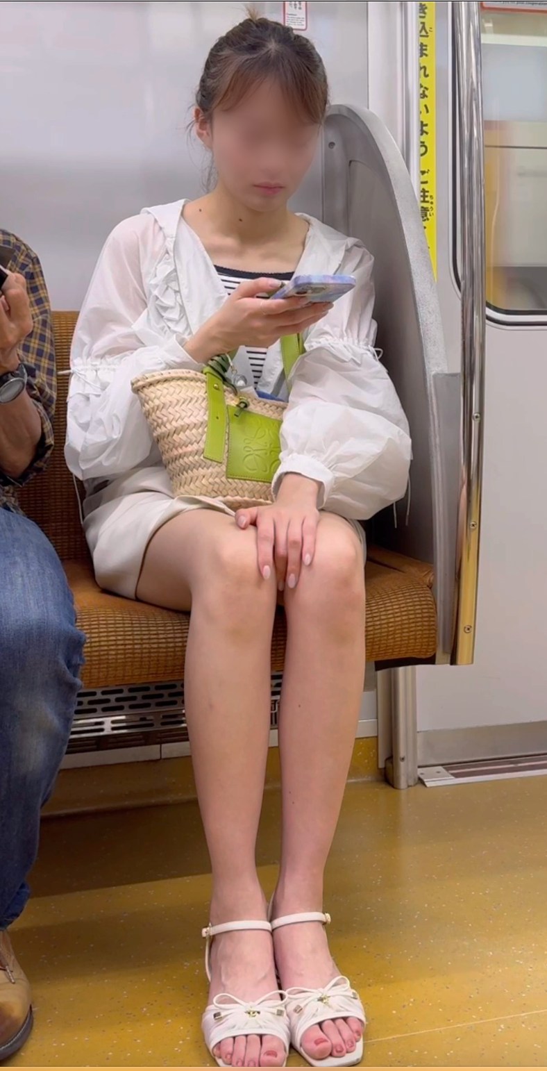 【再販】ショーパン姿に勃起寸前！超絶S級美人お姉さんの対面ミニスカ生脚