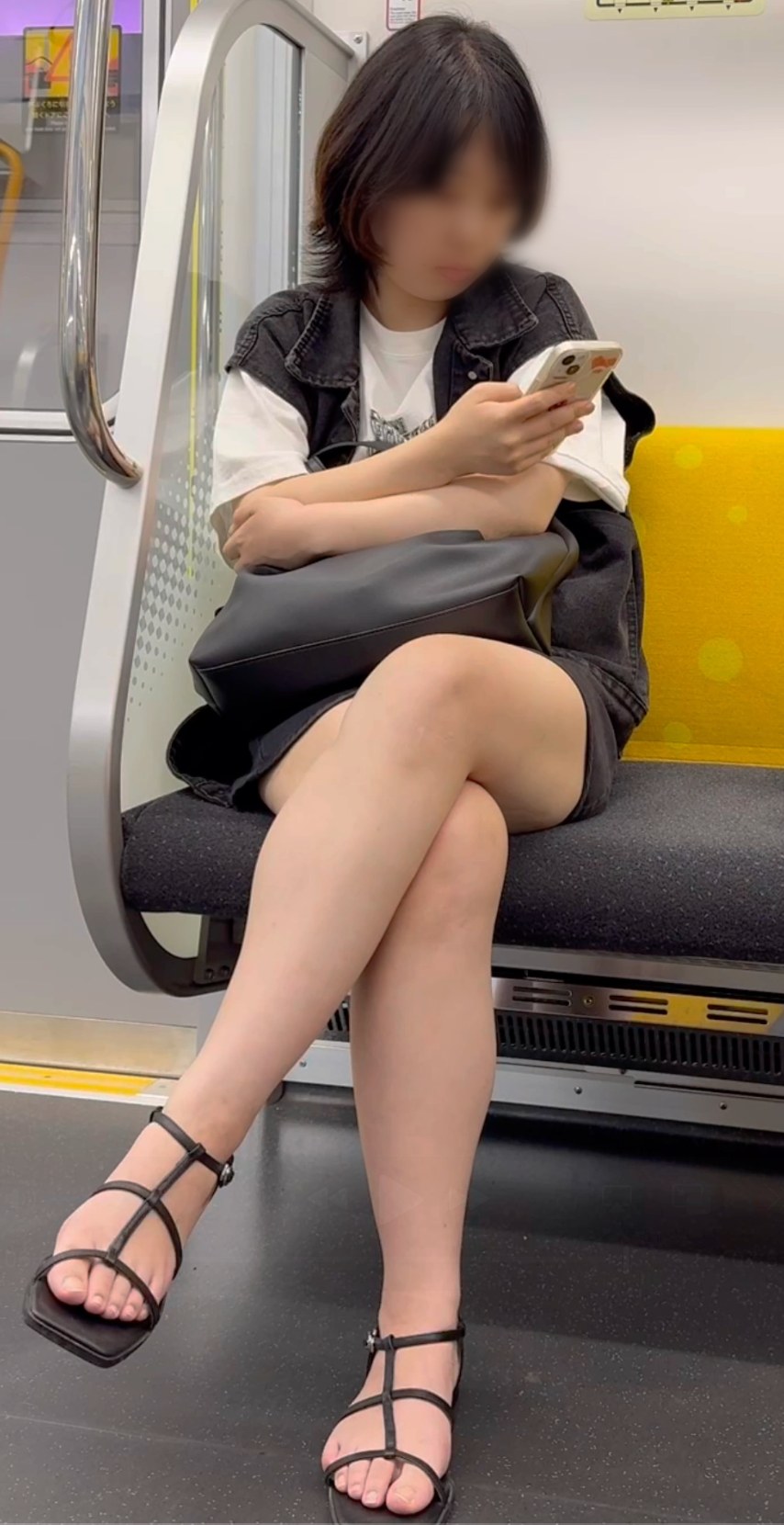 【再販】ミニスカから見えるS級OLお姉さんの開放感の生脚を対面から 前編