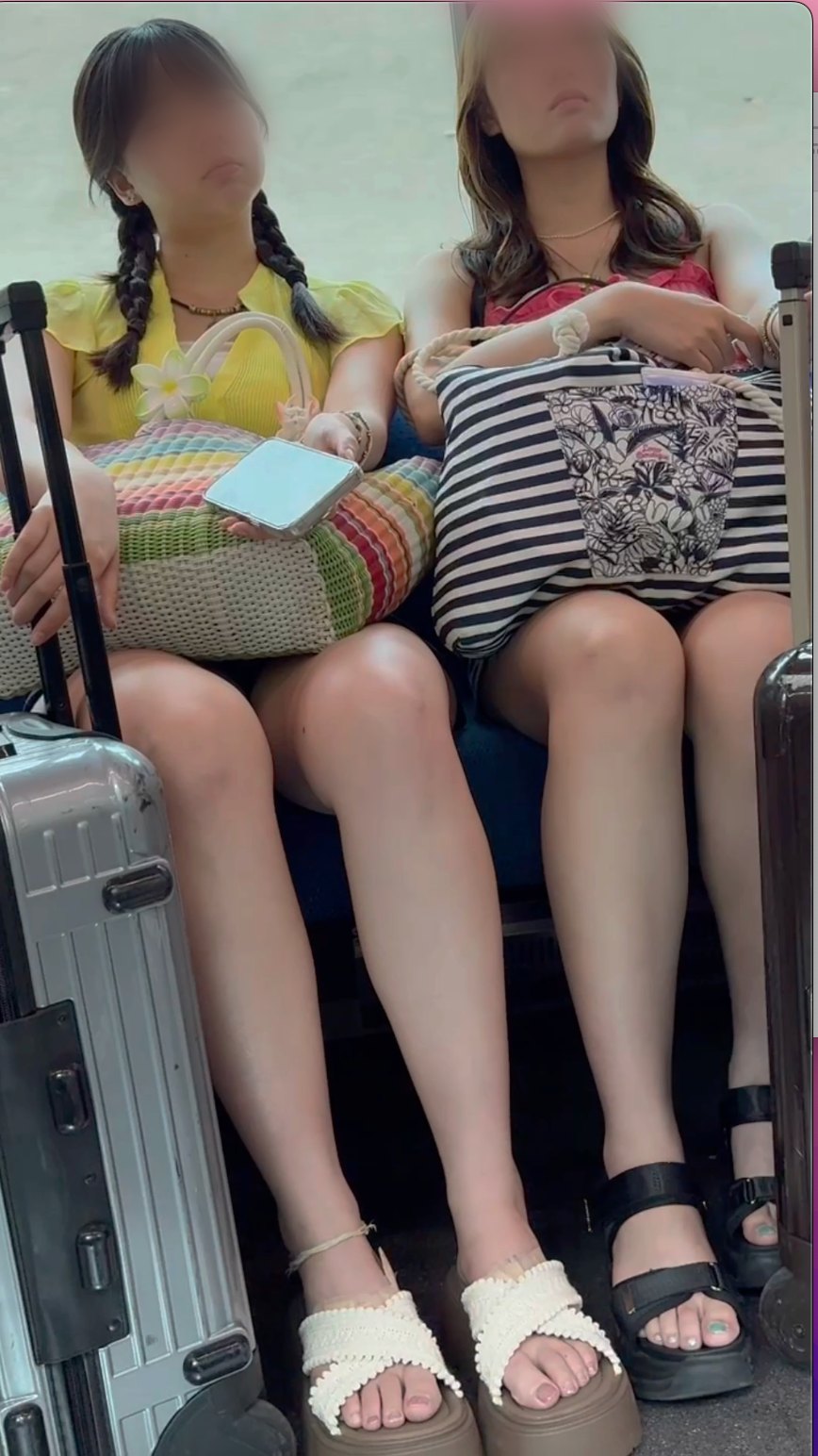 【再販】夏の開放感がたまらない！旅行に行く仲良し2名の女子大生の対面ショーパン生脚