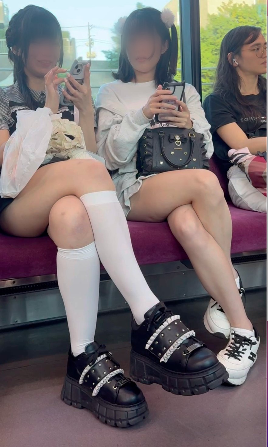【再販】ミニスカから裏太もももじっくり堪能！足を組む仲良しS級美人女子大生の生脚美脚