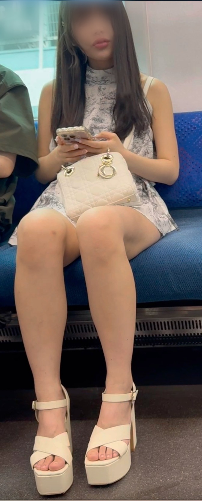 【再販】綺麗な太ももが露わになるS級美人お姉さんの真上対面からのエロ過ぎる生脚美脚