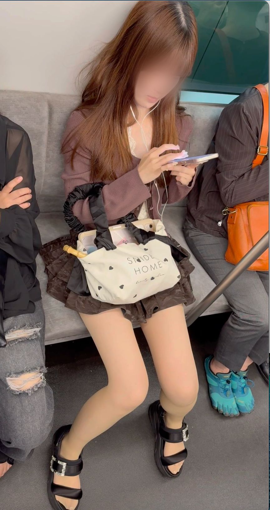 【再販】真上アングル!ミニスカすぎるS級美人お姉さんのパンスト美脚を凝視