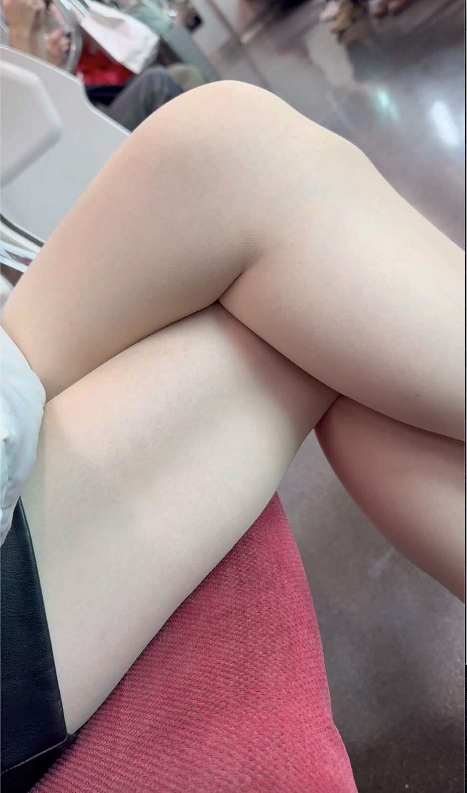 【再販】目を閉じたS級美人お姉さんの「裏太ももパンスト美脚」に超接近!