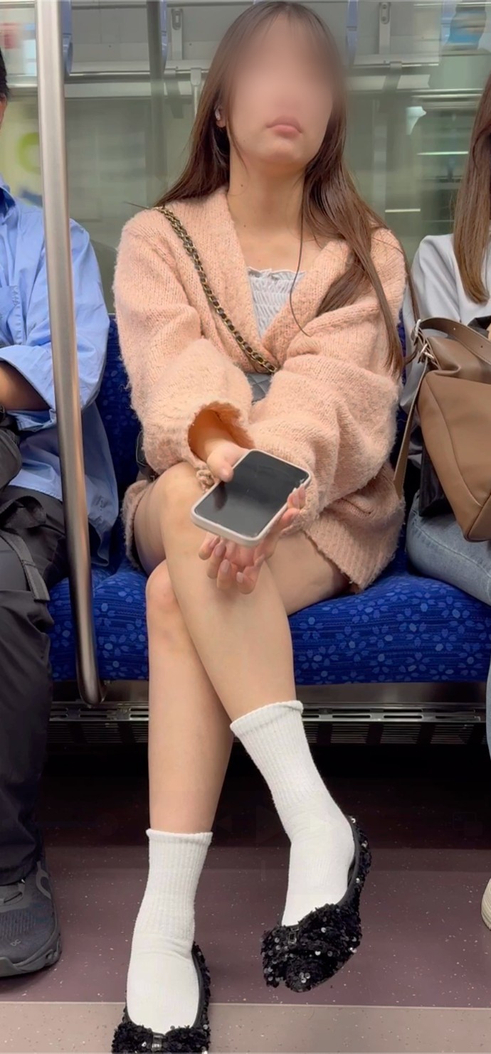 【再販】【至近距離】2名の美人OLお姉さんの「肌白・脚組み」生脚を対面から