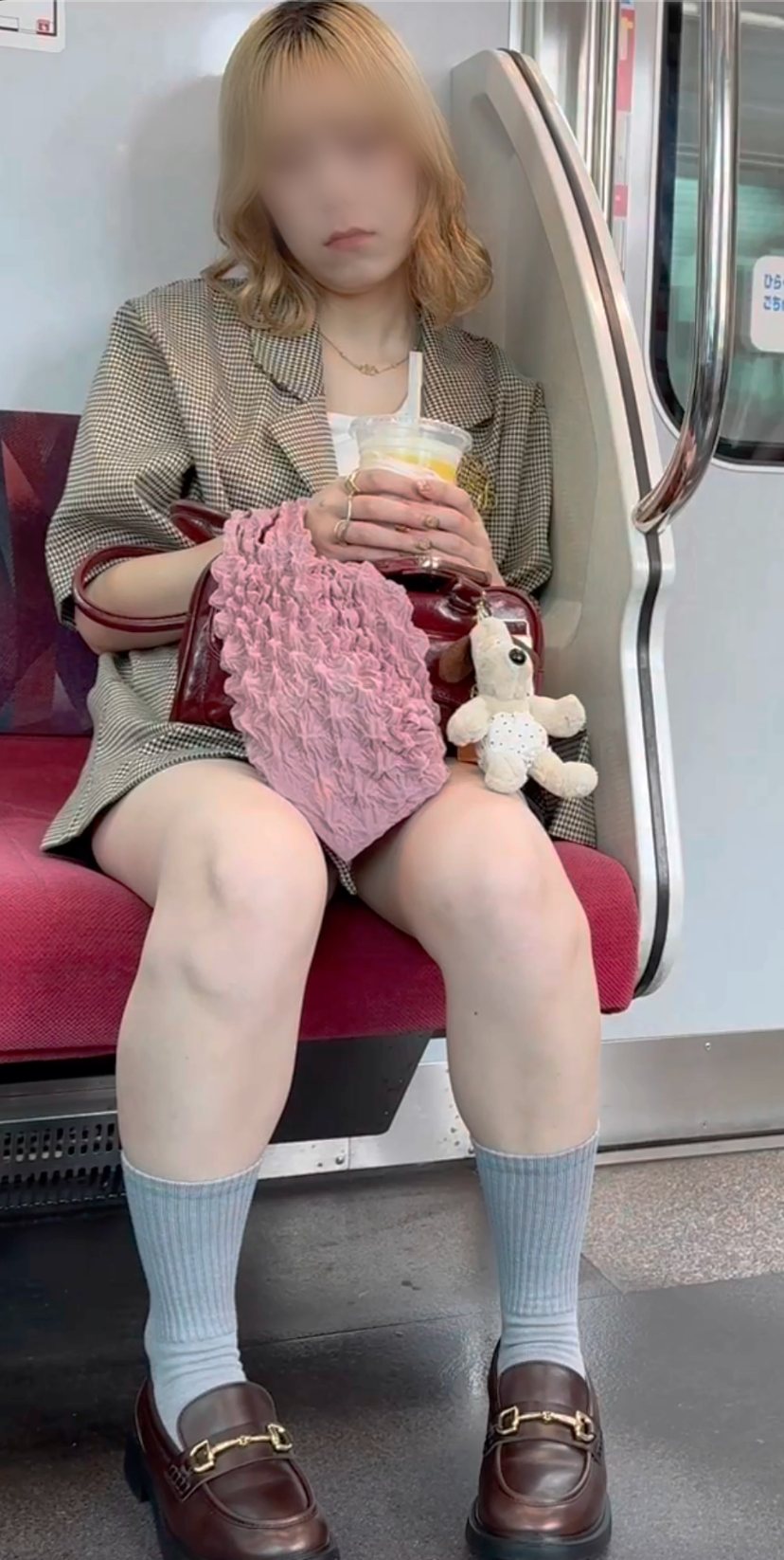 【再販】金髪ギャル系お姉さんのショーパン生脚を対面から間近で観察!