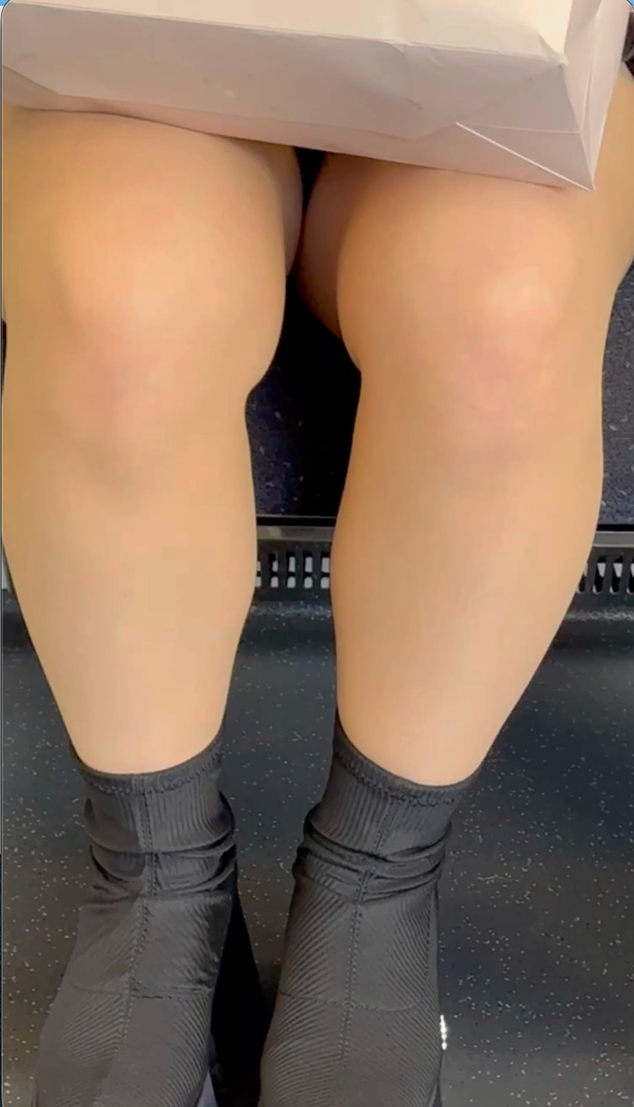 【再販】顔面偏差値高い!超絶S級ギャル系お姉さんの開放感な美脚を対面から終始凝視!