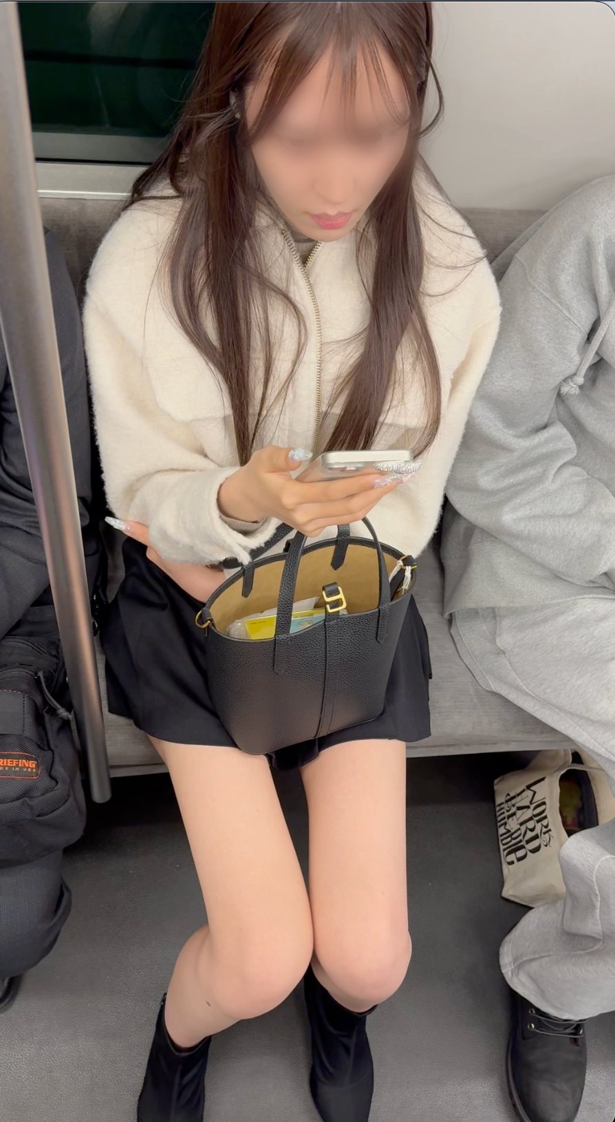 【再販】超絶S級美人大人のお姉さんの真上からのミニスカ美脚に密着撮！