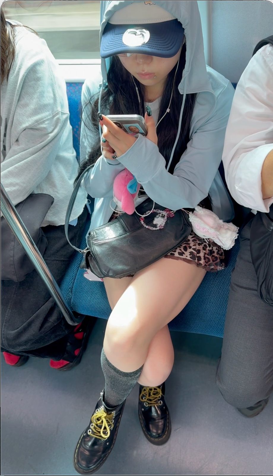 【再販】帽子お姉さんの色白ショートパンツと脚を組む生脚太もも