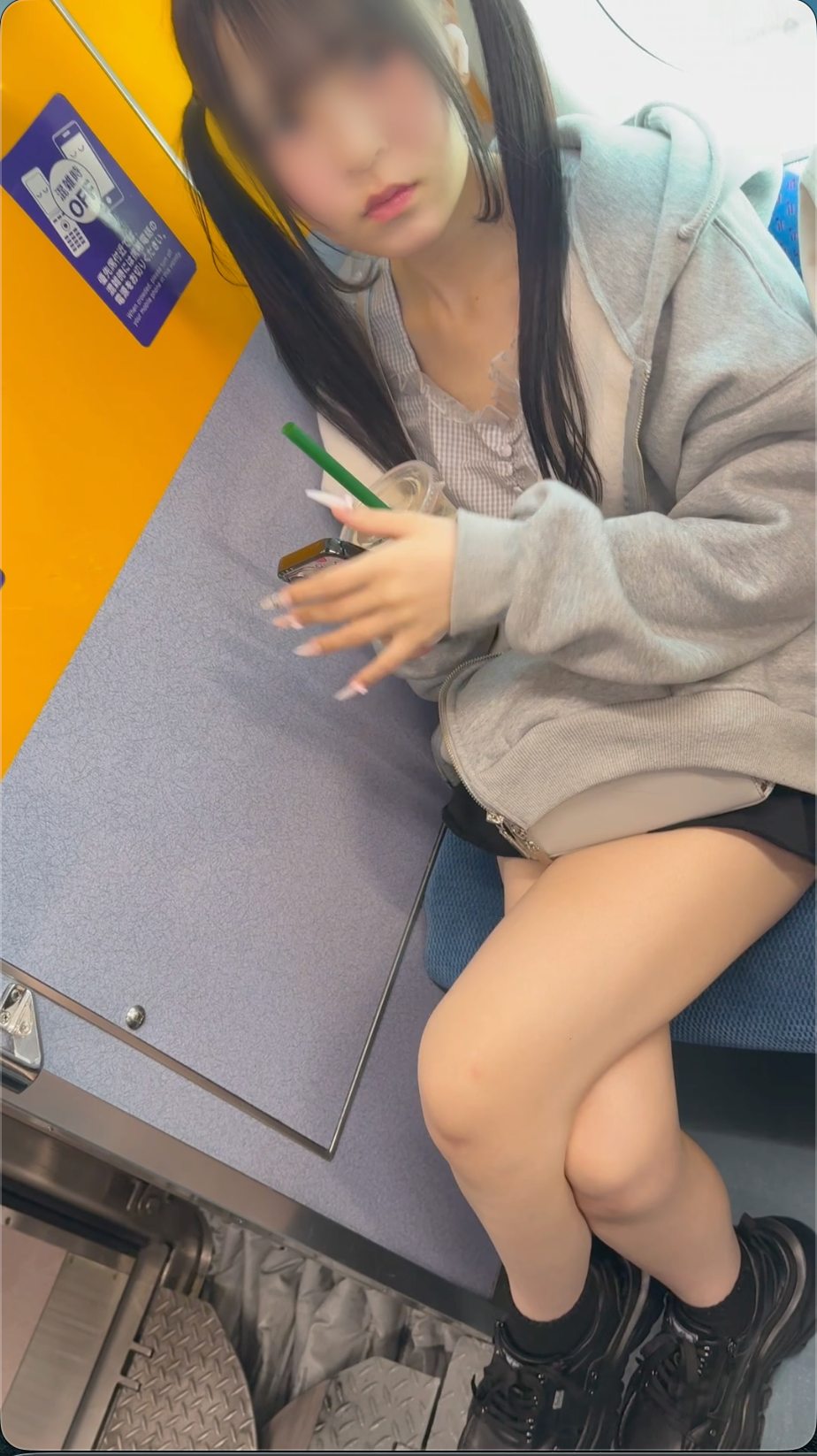 【再販】アイドル級女子大生のミニスカ脚組み生脚とハリ艶太もも