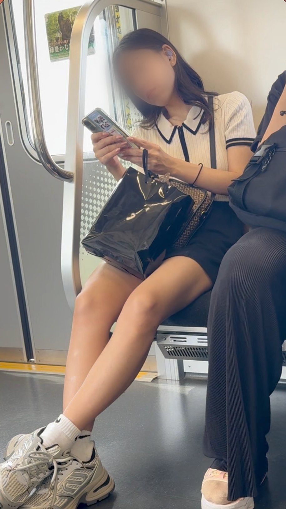 【再販】豪華2本立て！車内生脚＆アイドル顔負け美女の甘恋ミニスカ生脚