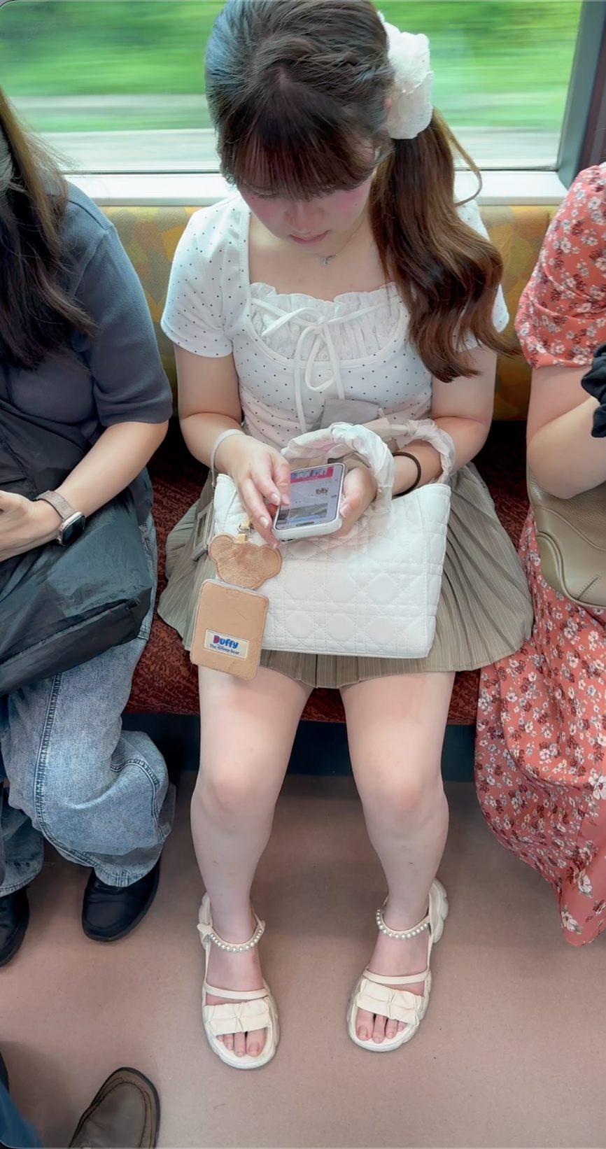 【再販】ベージュミニスカート女性の真上からの生脚