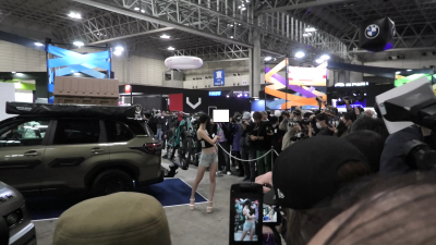 東京オートサロン2026② カメコが殺到するNo.1人気キャンギャルを規制少ない時に撮影