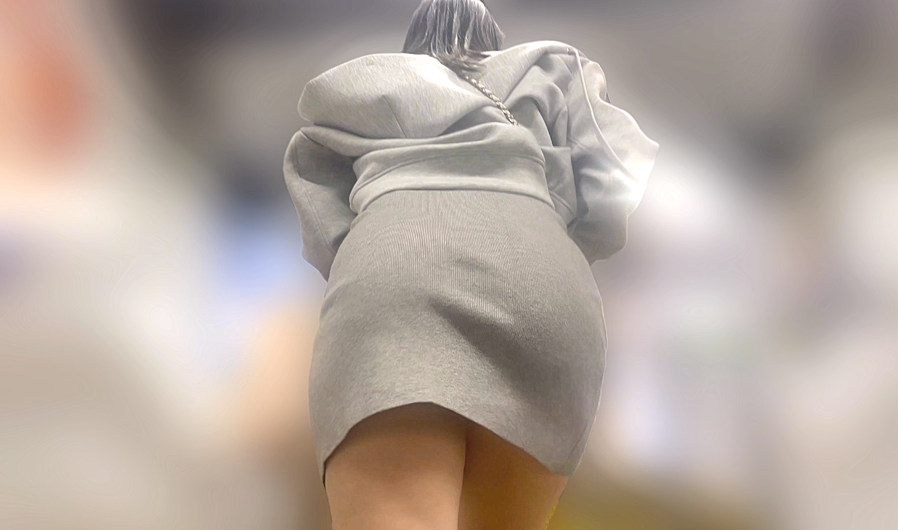 上玉素人お姉さんたちのエロ尻を味わう！自慢のケツを突き出しつつパンティラインで階段下の男を誘惑!