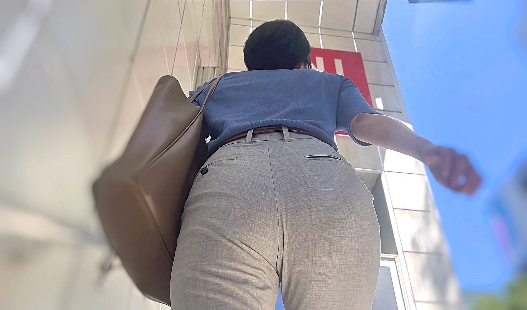 素人OLのパツパツエロ尻を階段下から堪能!自慢の美尻を突き出し男を挑発!