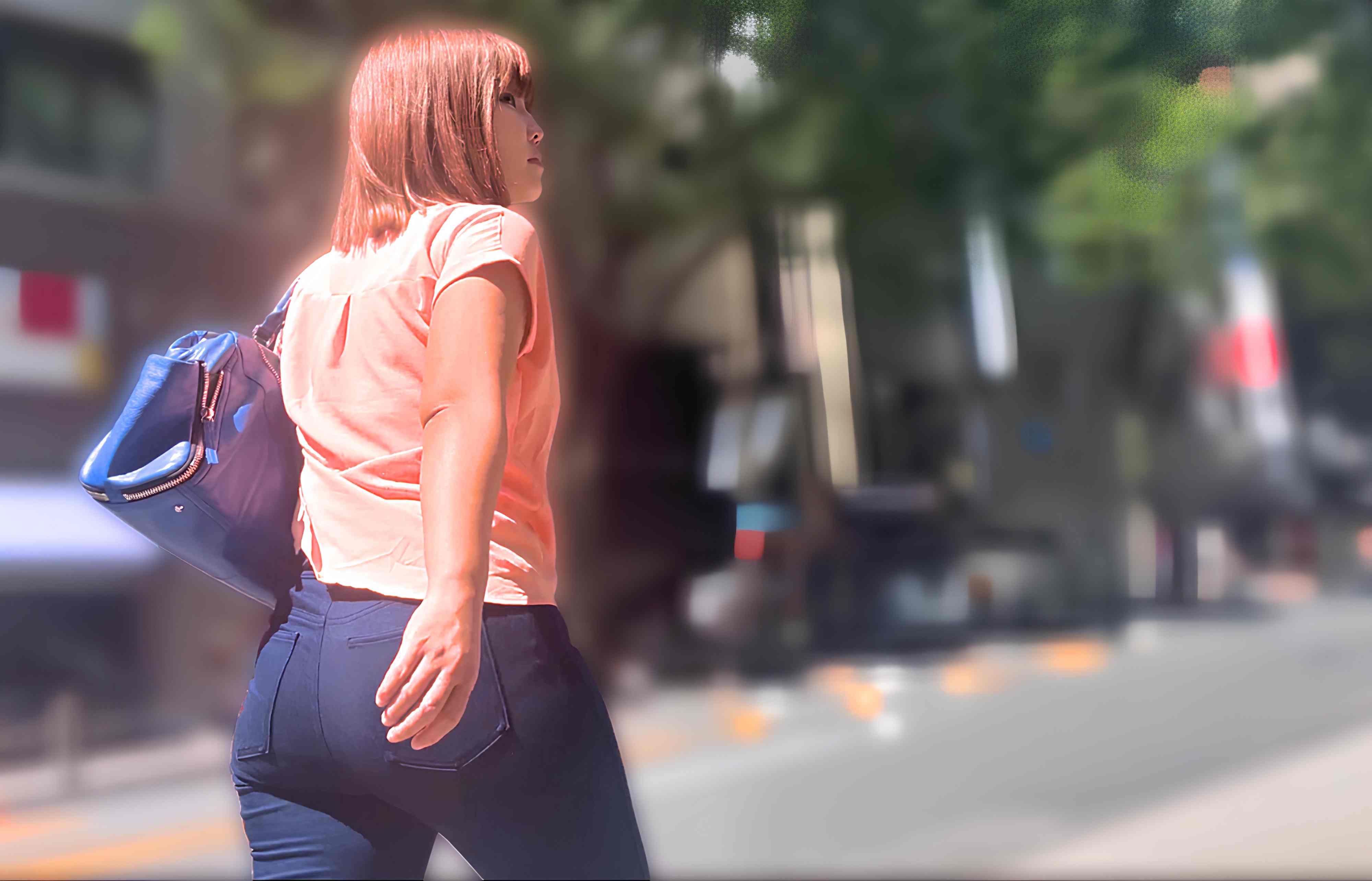 ワールドクラスのパッツン爆尻!大人気のスキニーデニムから超肉厚デカ尻をムニュらせ♂を挑発!