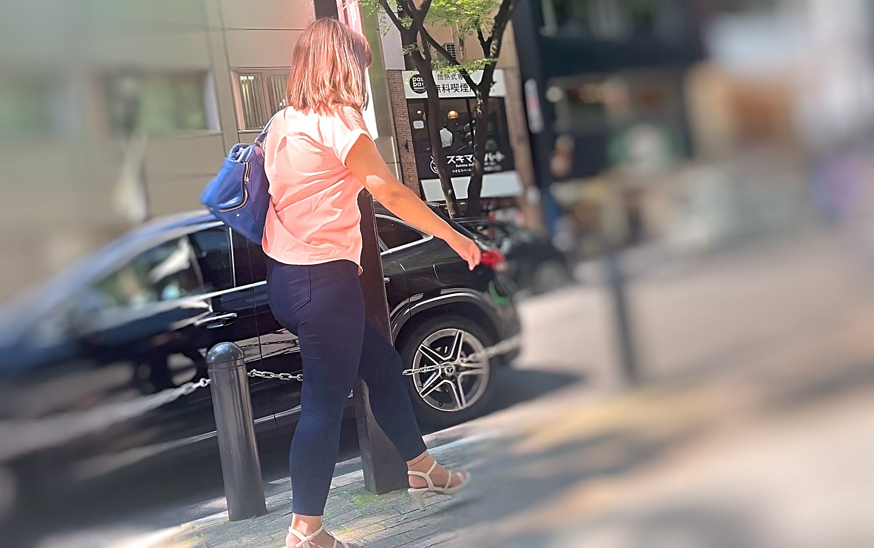 ワールドクラスのパッツン爆尻!大人気のスキニーデニムから超肉厚デカ尻をムニュらせ♂を挑発!