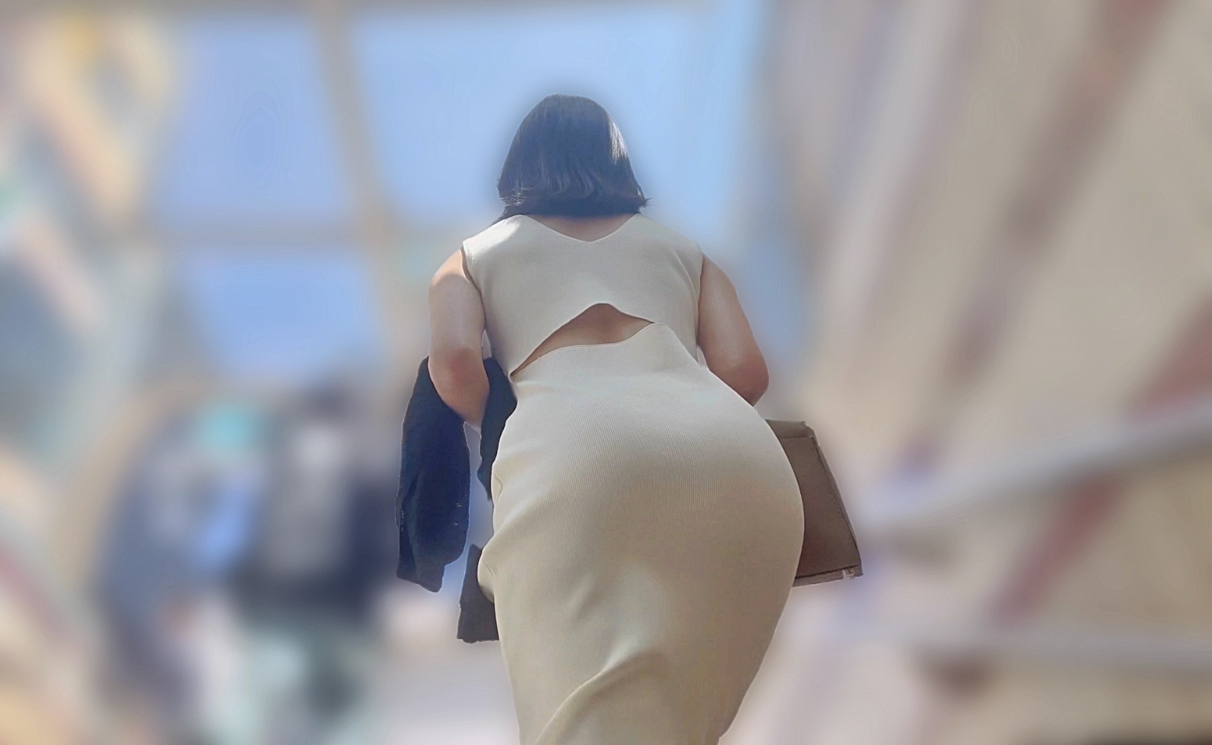 ワールドクラスのパッツン爆尻!大人気のスキニーデニムから超肉厚デカ尻をムニュらせ♂を挑発!