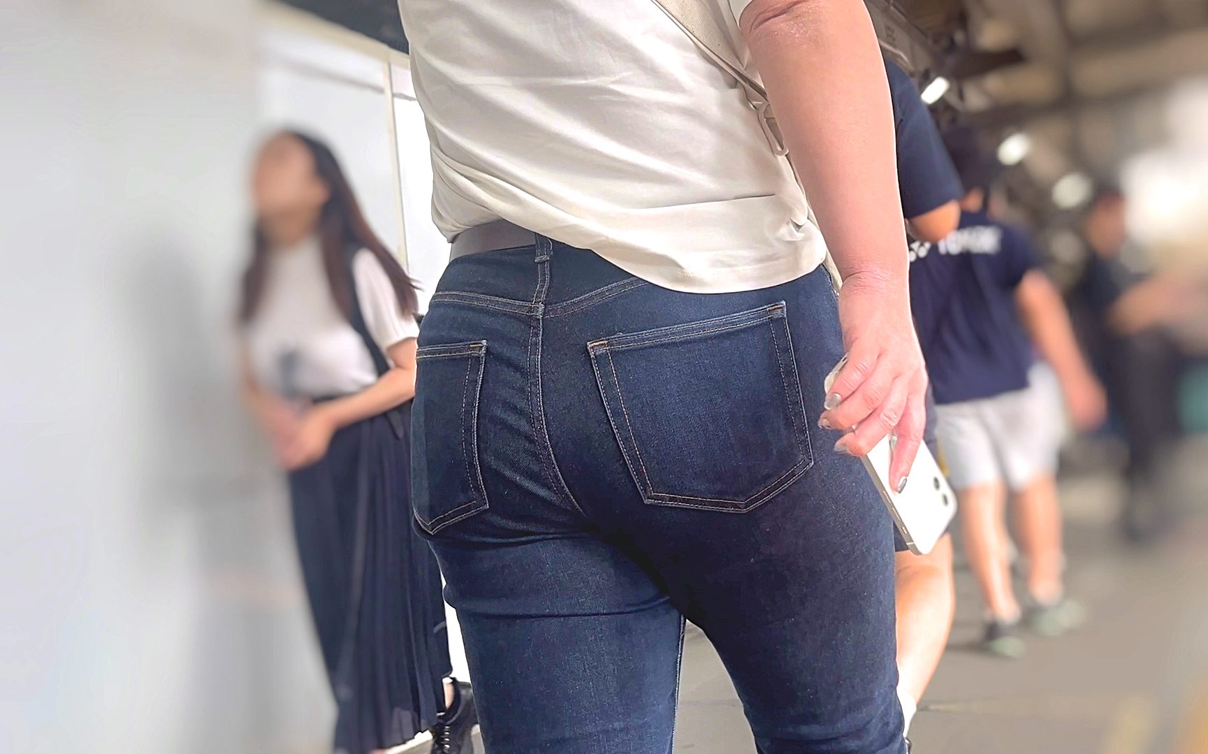 素人女たちのパッツンエロ尻を下から堪能!王道スキニーデニムから美巨尻と食い込みで♂を誘う!