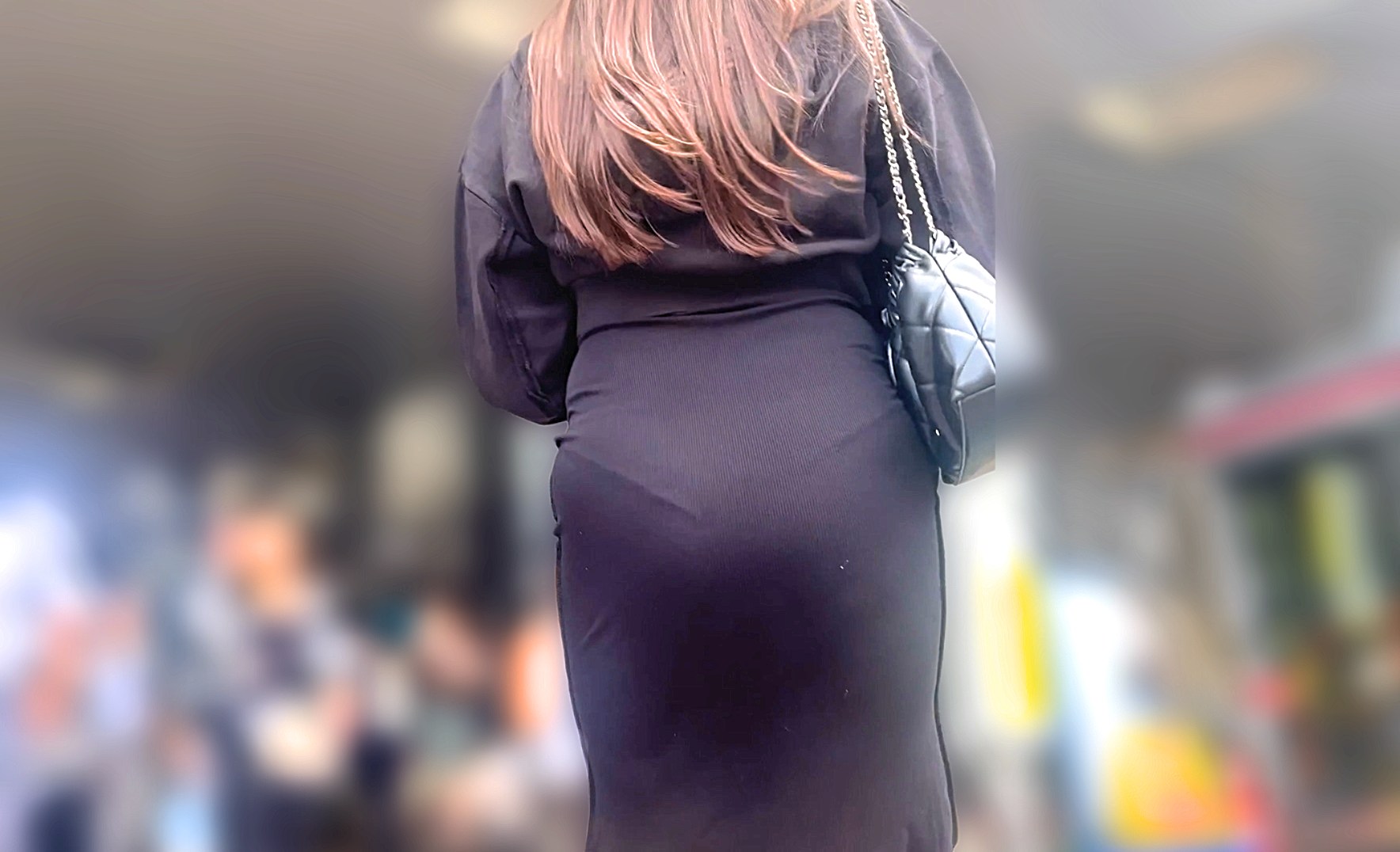 超Sクラスの爆裂デカ尻を堪能!ワンピースから肉厚ヒップを突き出しパンティラインで♂を誘惑!