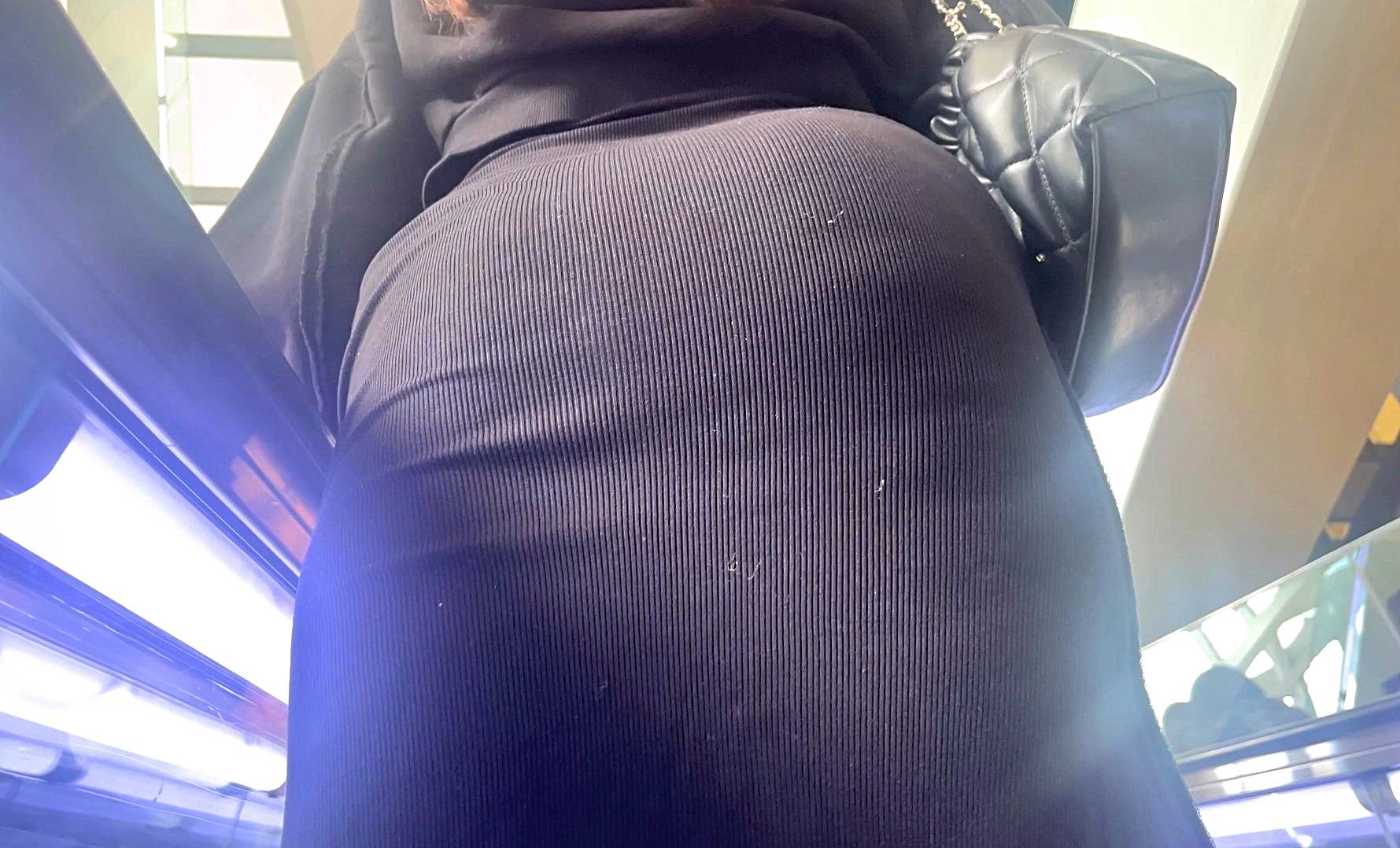 超Sクラスの爆裂デカ尻を堪能!ワンピースから肉厚ヒップを突き出しパンティラインで♂を誘惑!