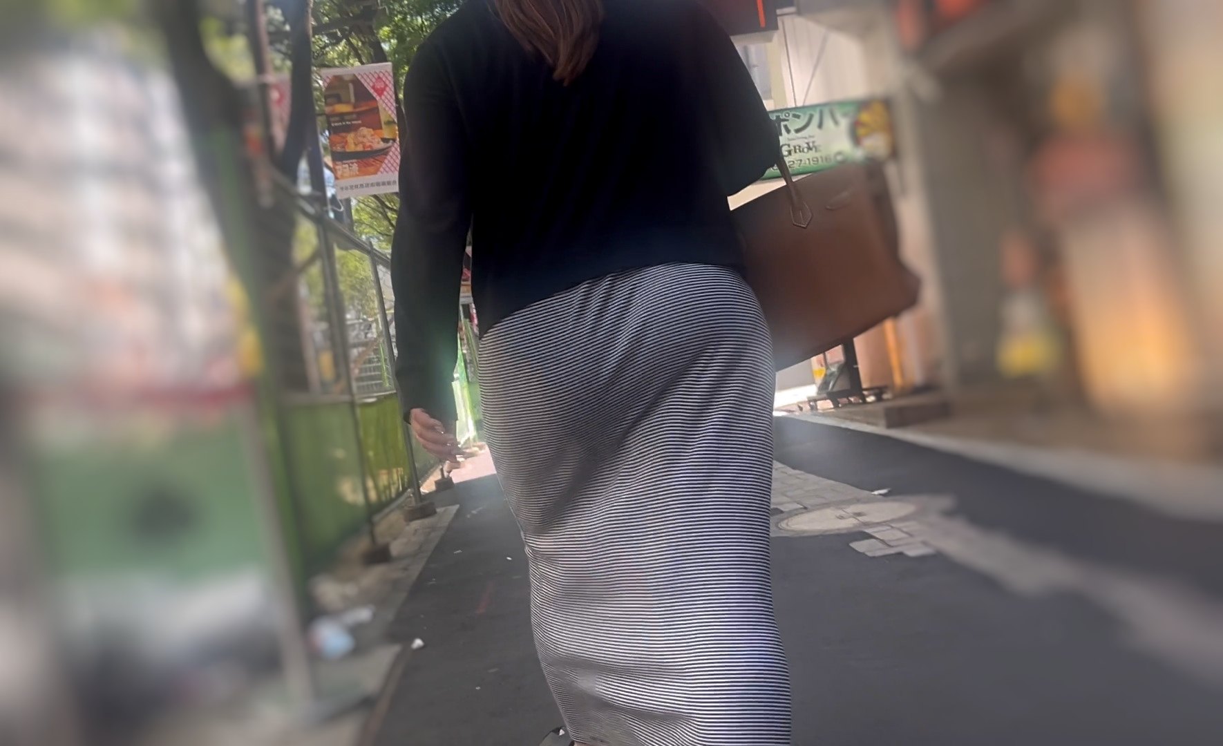 超Sクラスの爆裂デカ尻を堪能!ワンピースから肉厚ヒップを突き出しパンティラインで♂を誘惑!