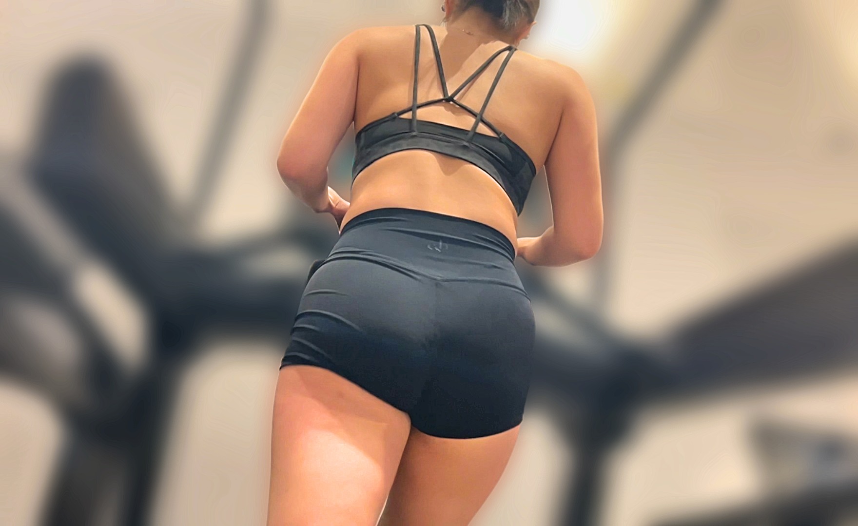 超上玉な美巨尻を堪能!エロボディを露出しつつ希少なスパッツからエロ尻をムニュらせ♂を挑発!