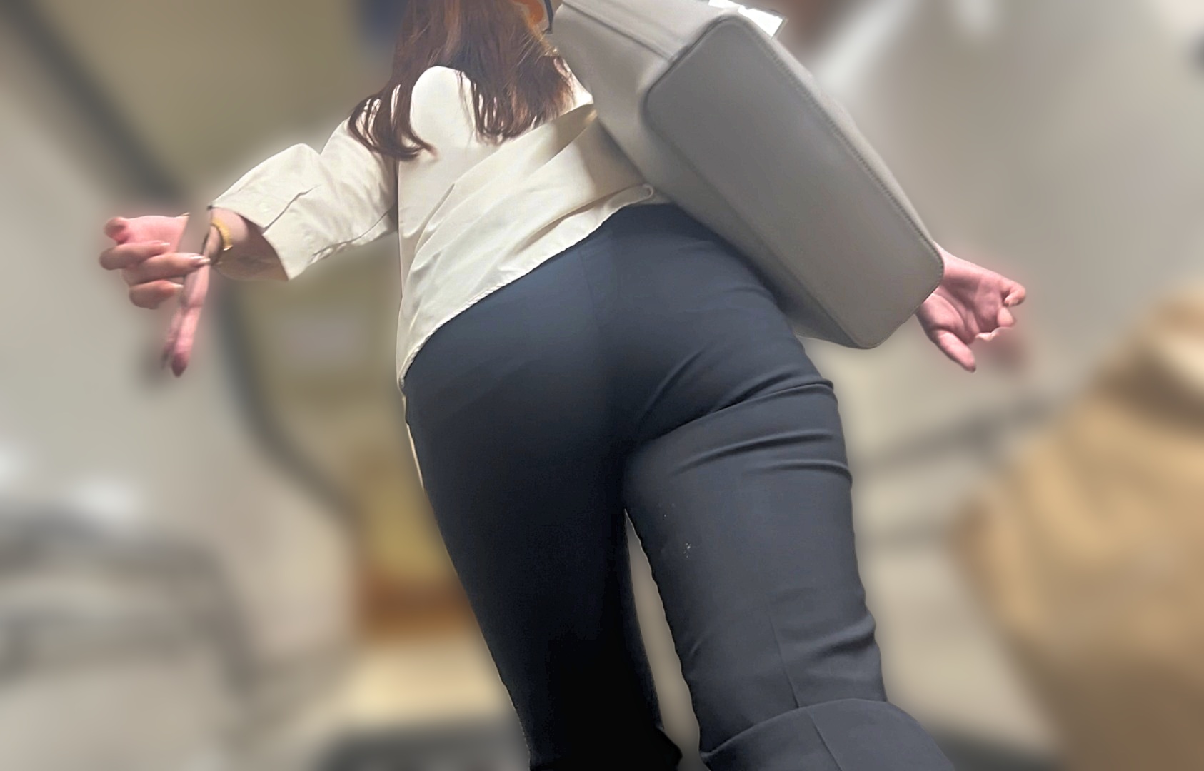 超Sクラス素人OLのスケベ尻を下から堪能！エロケツを階段でパッツンさせながら♂を挑発!