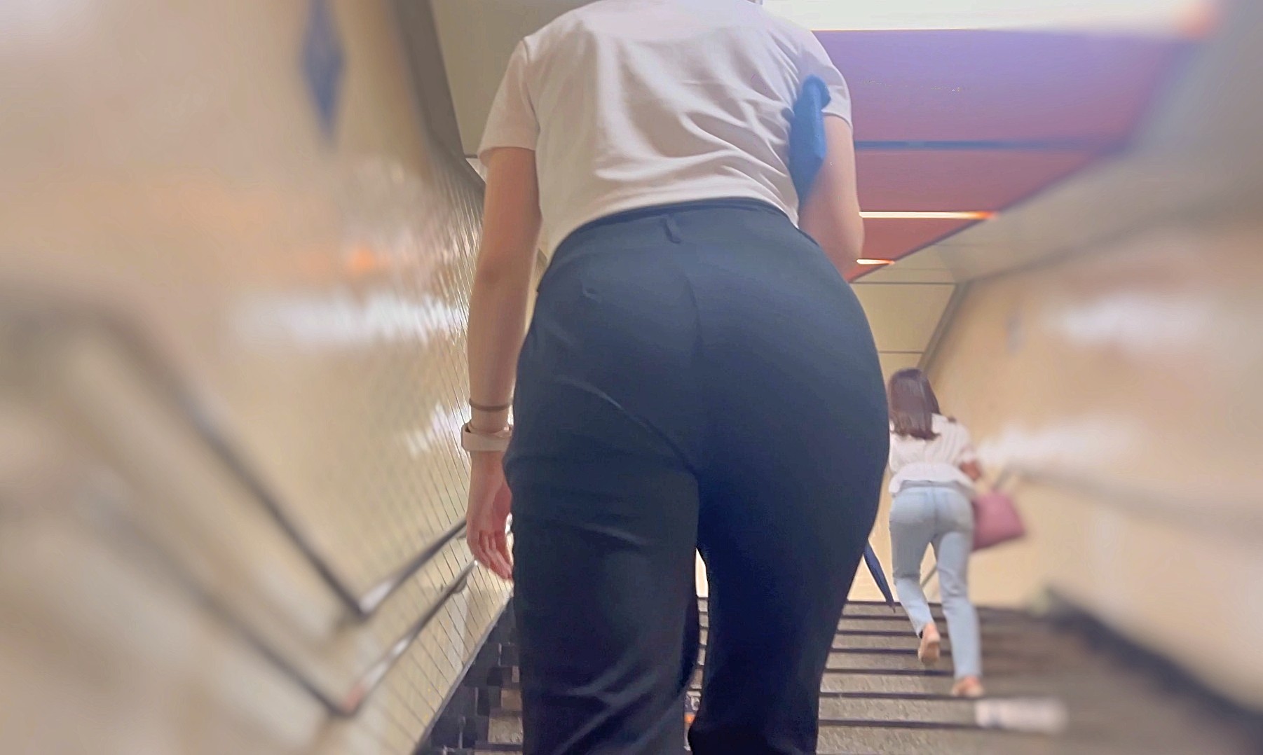 素人女たちのパッツン美尻を堪能！自慢の尻肉をムニュらせて突き出しながら♂を挑発!