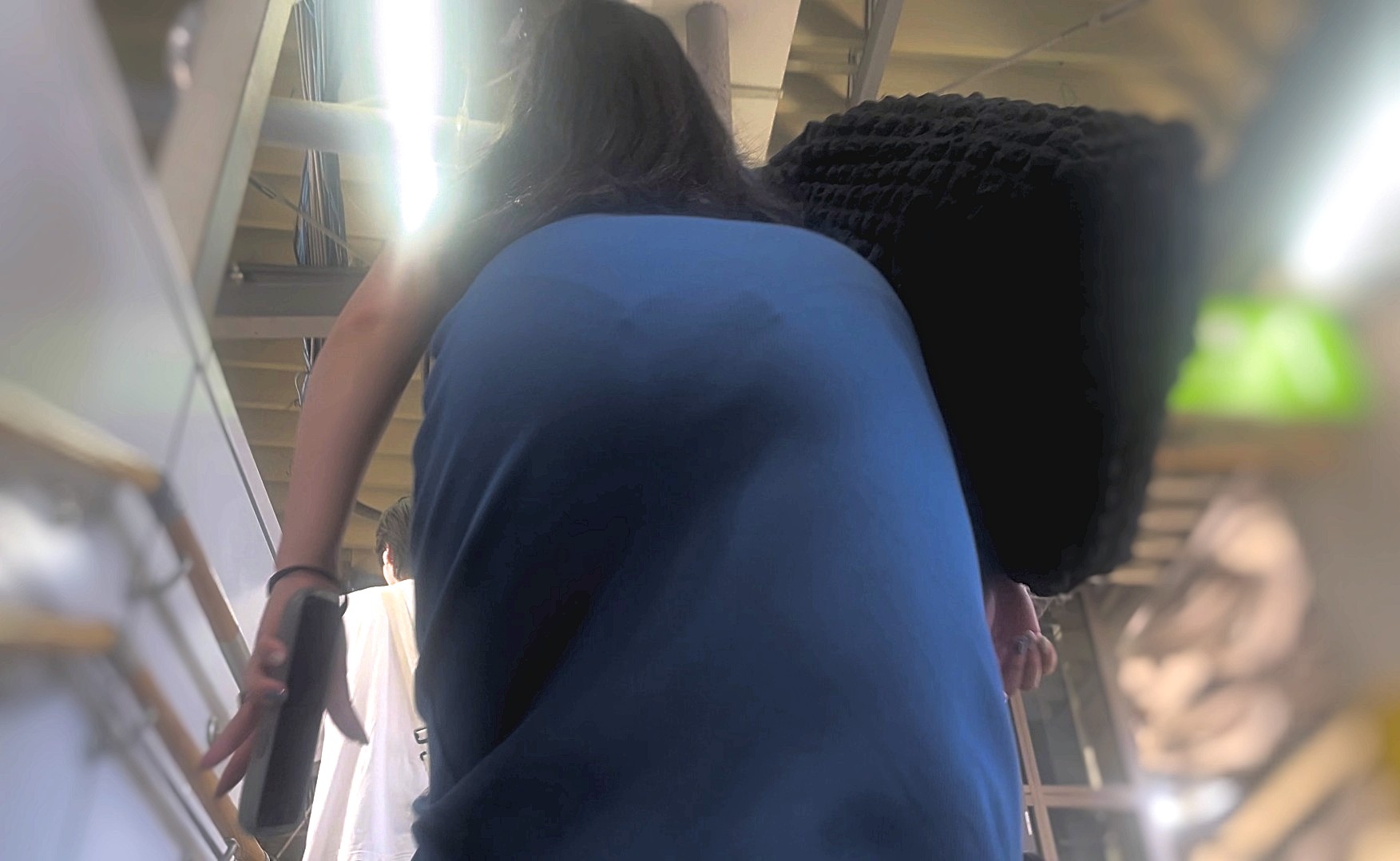 素人OLのイヤらしい巨尻を堪能！ロケット美乳とエロケツを見せつけて♂をたぶらかす!