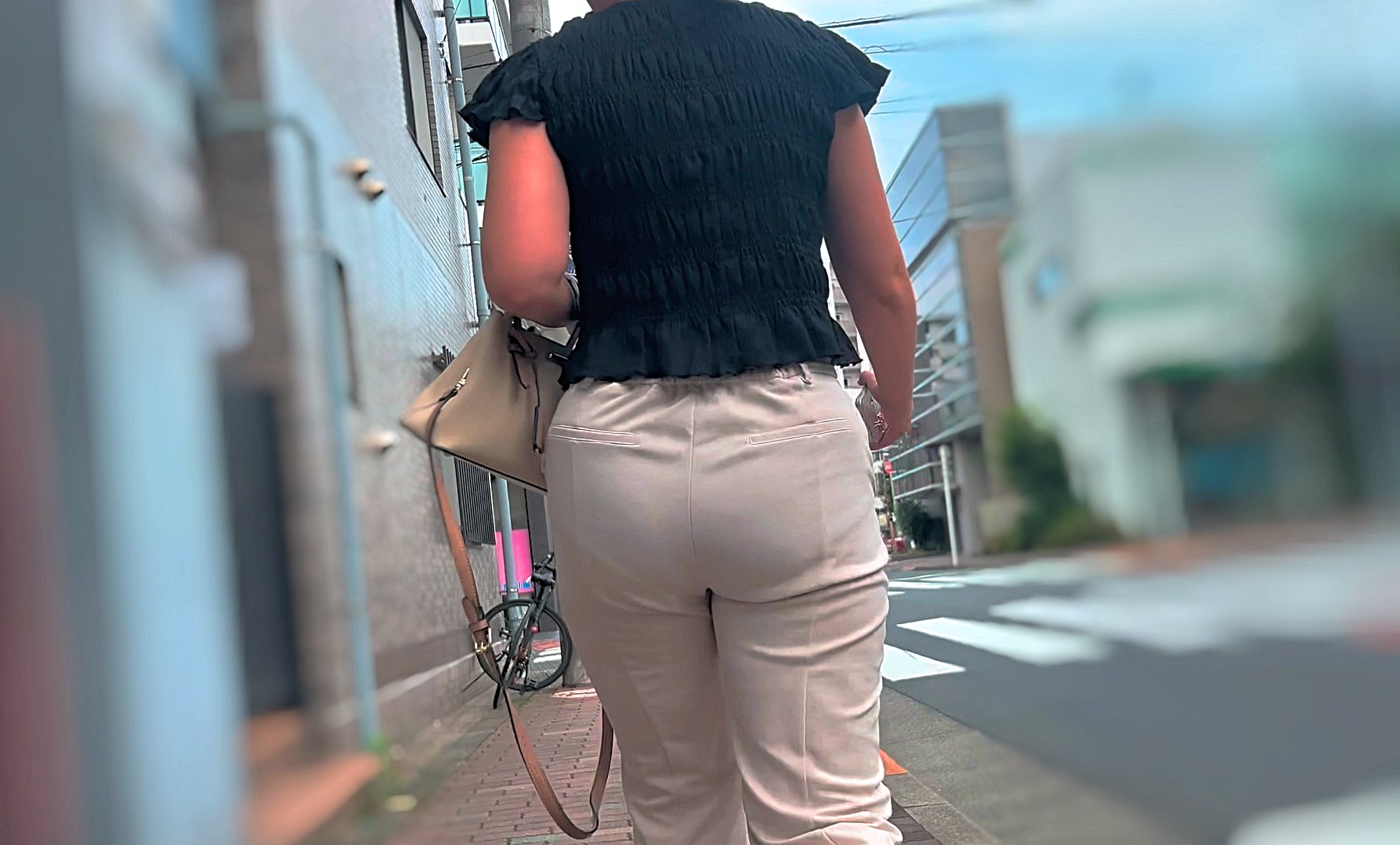 Pcolle PPV 2830656adb3601b9c49「【再販】極上のパッツン巨尻OLを堪能!はち切れそうな肉厚デカケツをムニュらせ食い込みで♂を誘惑!」(販売者:着衣尻マニア) サンプル画像
