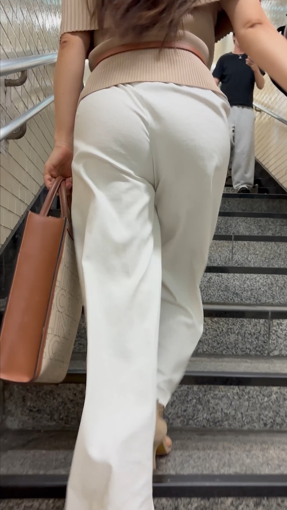 【再販】《４K・高画質》 No.1319「やっぱりセレブは白パンツが似合う！急足のセレブ美魔女の奥様」
