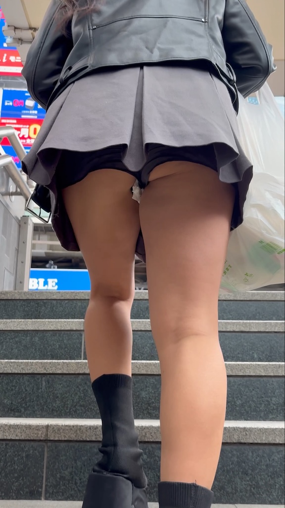 【再販】《4K・高画質》 No.1341「ナプキンがブラブラ!谷間もエロい金髪GALのミニスカ姿」