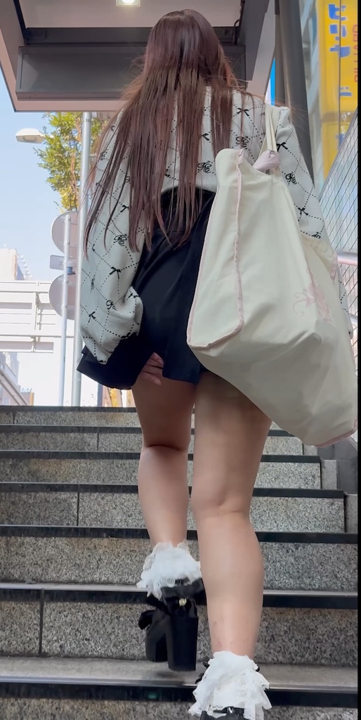 【再販】《4K・高画質》 No.1341「ナプキンがブラブラ!谷間もエロい金髪GALのミニスカ姿」