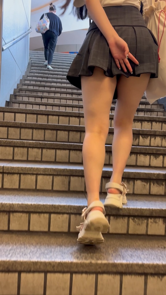 【再販】《4K・高画質》 No.1341「ナプキンがブラブラ!谷間もエロい金髪GALのミニスカ姿」