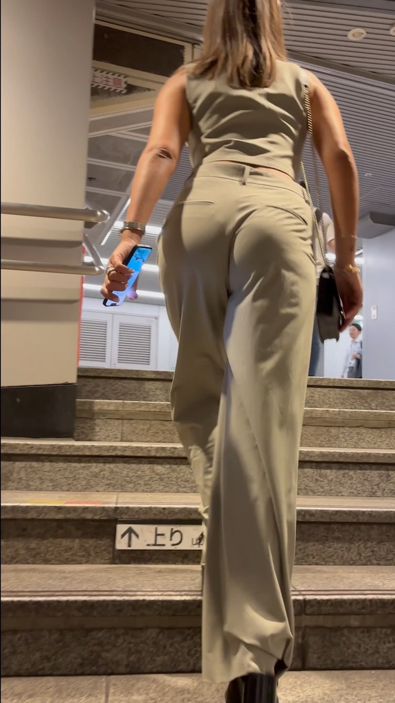 【再販】《4K・高画質》 No.1347「黒Tバック!圧巻の爆尻を揺す帰国子女」