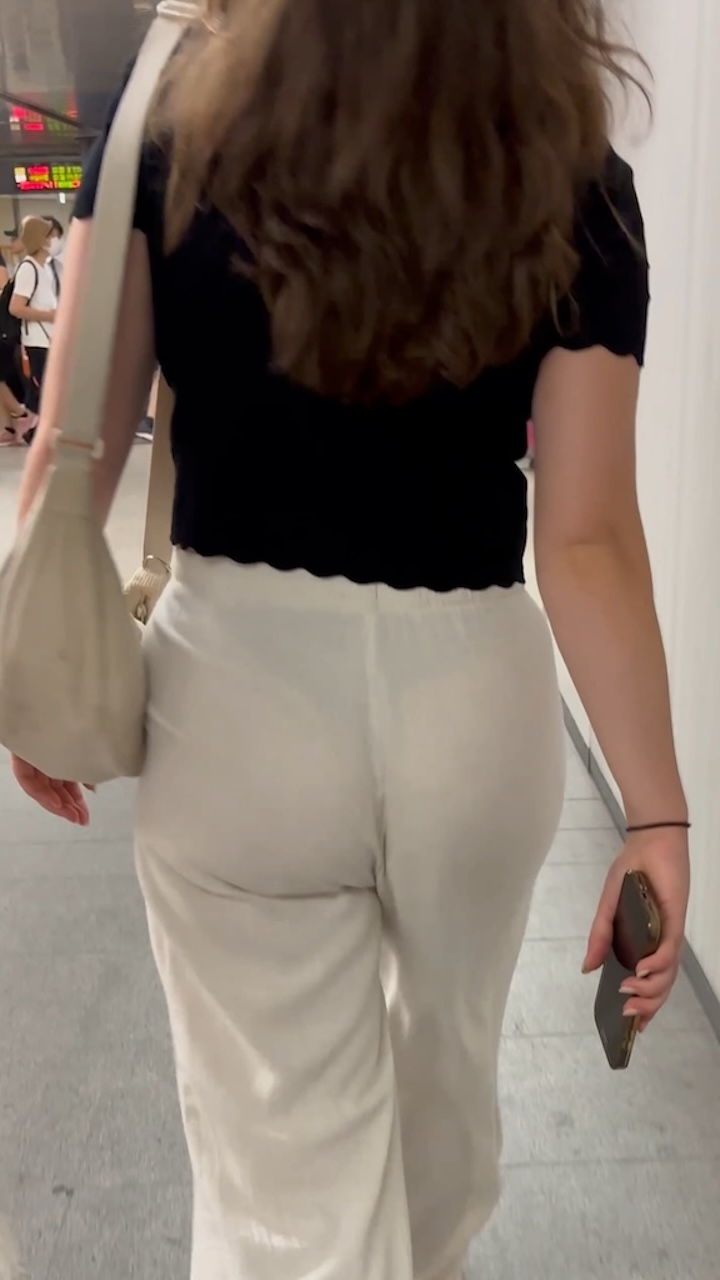 【再販】《4K・高画質》 No.1347「黒Tバック!圧巻の爆尻を揺す帰国子女」