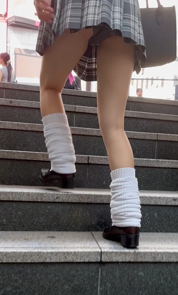 【再販】《4K・高画質》 No.1349「激カワJ◯を激写!!!ミニスカからグレーパンティーが丸見えだ」