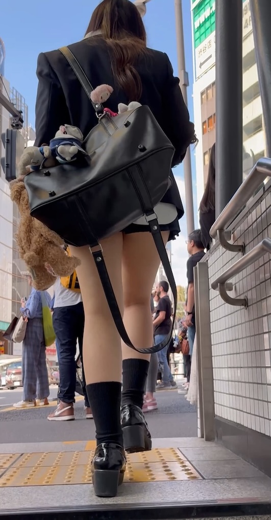 【再販】《4K・高画質》 No.1349「激カワJ◯を激写!!!ミニスカからグレーパンティーが丸見えだ」