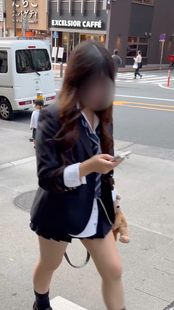 【再販】《4K・高画質》 No.1349「激カワJ◯を激写!!!ミニスカからグレーパンティーが丸見えだ」