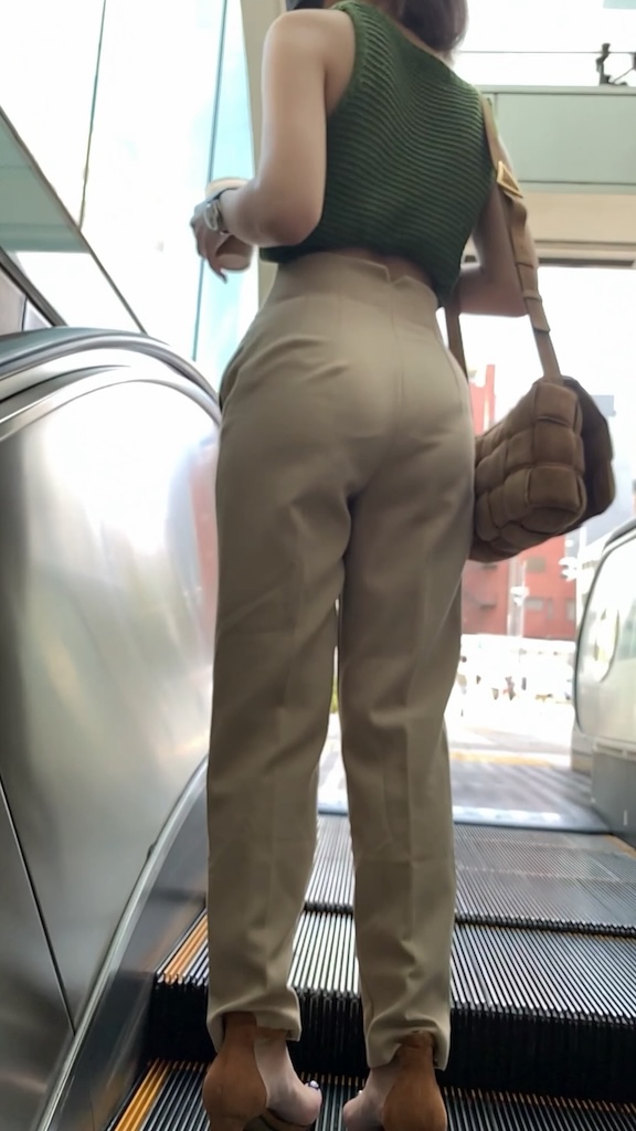 【再販】No.1385「顔モザ解禁!!!超美尻際立つパンツスタイルの極上美人OLの2DAYS」