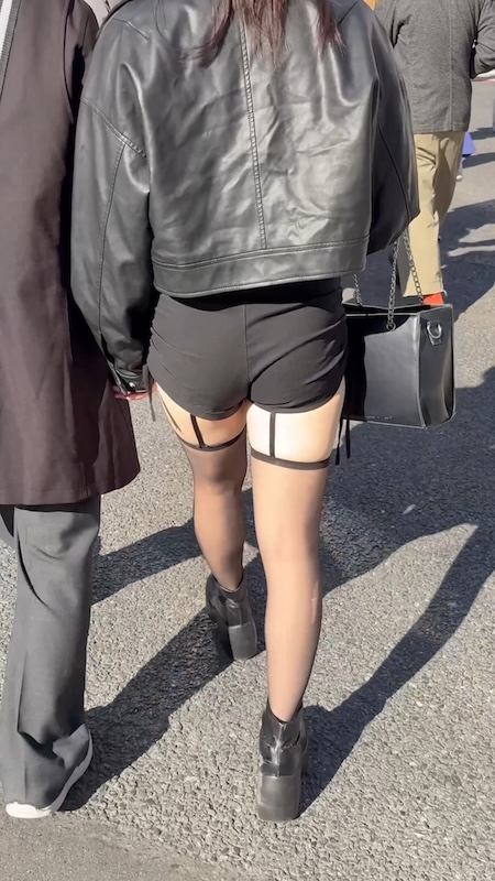 【再販】《4K・高画質》 No.1387「今年最後のJ◯祭り!!!スケベな洋服を着て興奮させる後ろ姿」