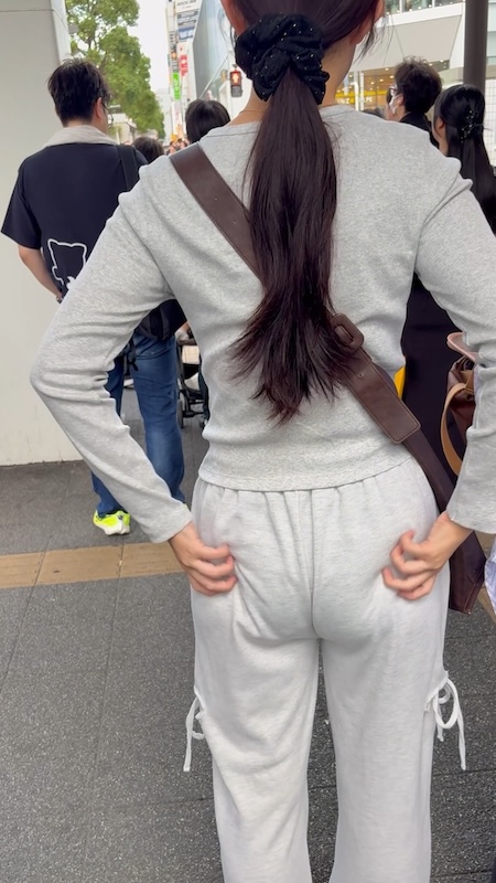 【再販】《4K・高画質》 No.1387「今年最後のJ◯祭り!!!スケベな洋服を着て興奮させる後ろ姿」