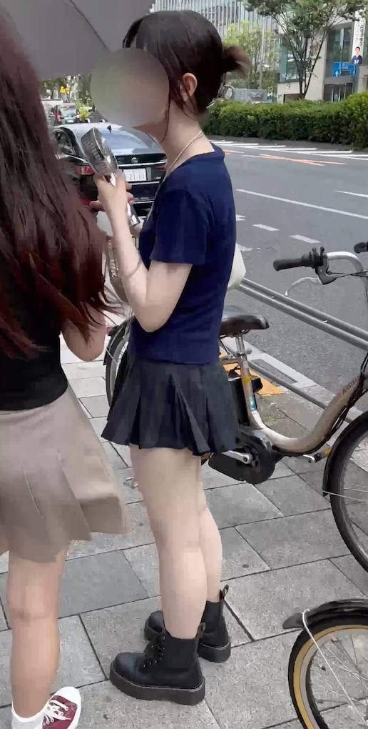 【再販】《4K・高画質》 No.1423「パンティーなのか?見せパンなのか?兎にも角にも見え過ぎなJ◯風ミニスカの中身」