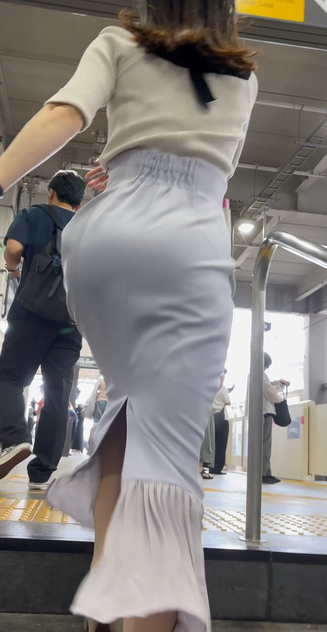 【再販】《４K・高画質》 No.1428「スタイルとお顔が美しい！プリ尻を強調するハイウエストスカート」