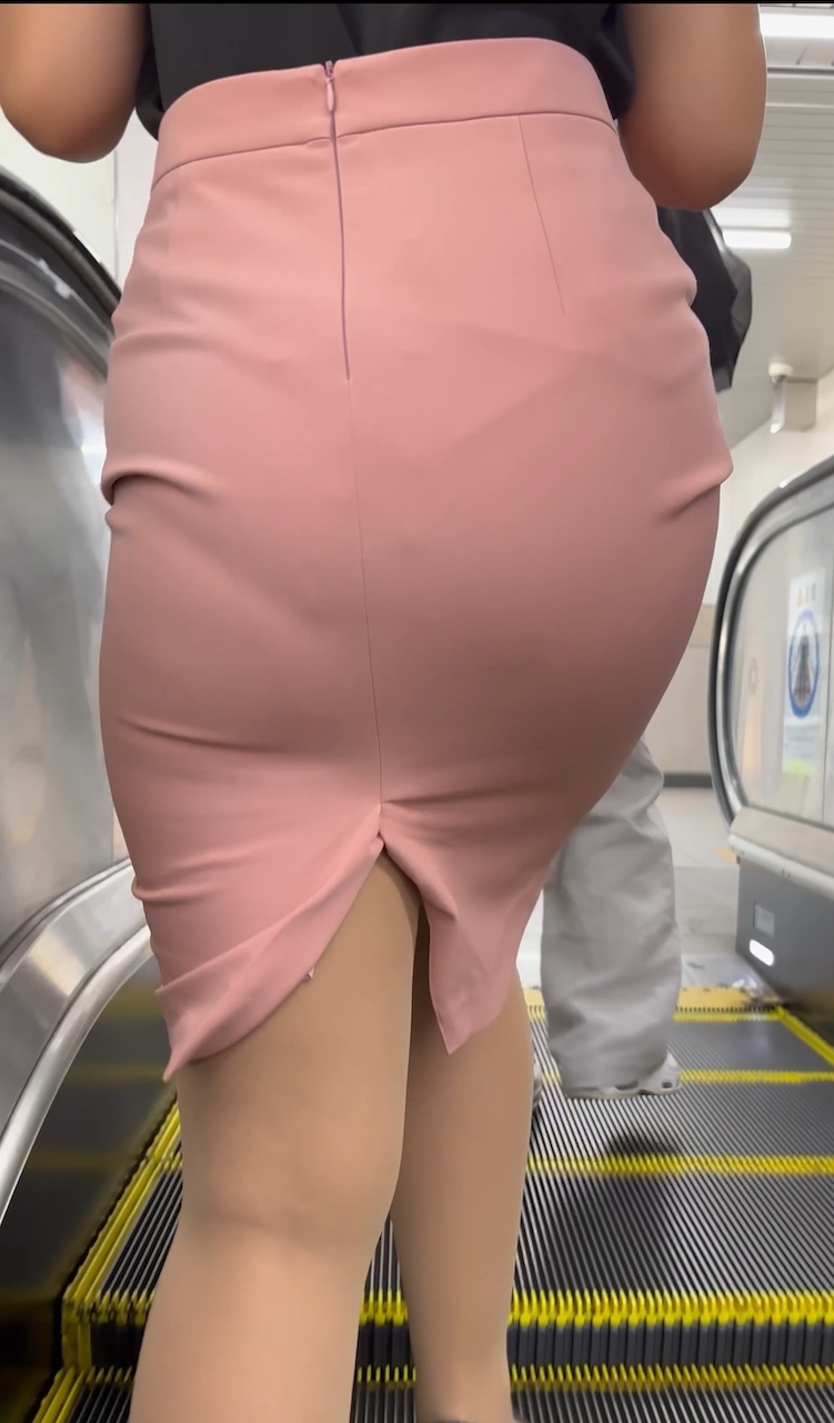 【再販】《４K・高画質》 No.1483「歩くたびに揺れてしまう！天然マシュマロヒップの妖艶アラサーOL！」