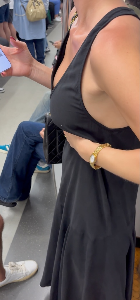 【再販】《４K・高画質》 No.1564「ほぼ、こぼれ出ている！？上流階級美人奥様の美乳」