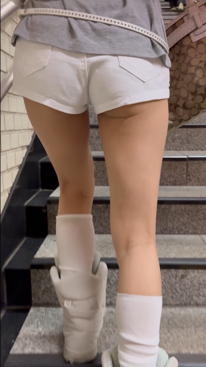 《４K・高画質》 No.1672「恥ずかしくななっちゃった！？隠そうとも隠しきれないハミ肉」