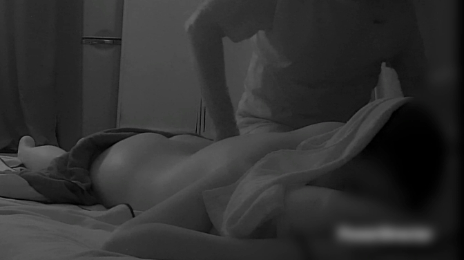 オイルまみれの剥き出し美巨尻~輝く肉欲の触感~